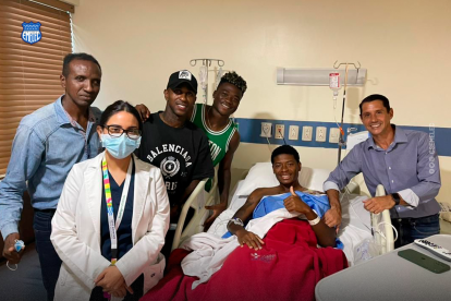 Jackson, rodeado de familiares, dirigentes y jugadores en los días, luego de ser cometido a la cirugía donde se le corrigió la lesión que sufrió.