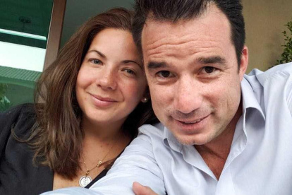 Andrés con su esposa, Adriana.