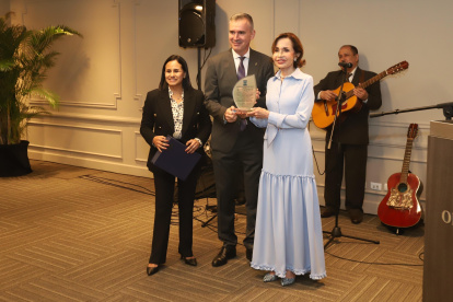 Rossy Orellana, Fernando Fernando Arrigorriaga y Gloria Gallardo.