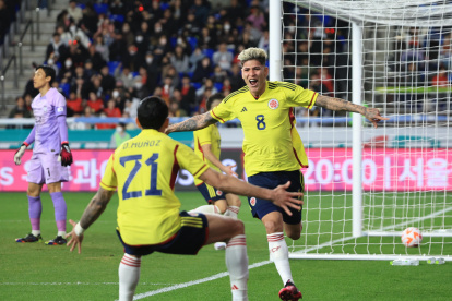 Ulsan (Korea, Republic Of), 24/03/2023.- Colombia"s Jorge Carrascal (R) celebrates with teammates after scoring his side"s second goal in the soccer friendly match between South Korea and Colombia in Ulsan, South Korea, 24 March 2023. (Futbol, Amistoso, Corea del Sur) EFE/EPA/YONHAP SOUTH KOREA OUT
