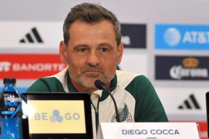 MEX488. CIUDAD DE MÉXICO (MÉXICO), 25/03/2023.- El técnico argentino de la Selección Mexicana de Fútbol, Diego Cocca, habla este sábado durante una rueda de prensa en el Centro de Alto Rendimiento (CAR), en la Ciudad de México (México). El argentino Diego Cocca, seleccionador de México, aceptó que en el país todos son directores técnicos porque cualquiera puede opinar de fútbol, pero de su parte tiene las cosas claras rumbo al Mundial del 2026. EFE/Alex Cruz