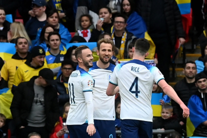 London (United Kingdom), 26/03/2023.- Harry Kane (C) of England celebrates with his teammates after scoring the 1-0 goal during the UEFA EURO 2024 qualification match between England and Ukraine in London, Britain, 26 March 2023. (Ucrania, Reino Unido, Londres) EFE/EPA/NEIL HALL