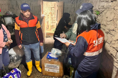 En Azuay, se atendió durante este domingo a cuatro familias afectadas por el sismo en la zona de Cañaribamba.