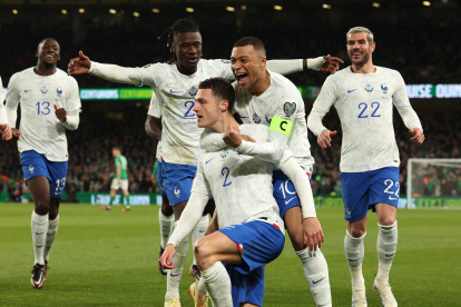 Dublin (Ireland), 27/03/2023.- Benjamin Pavard of France (C) celebrates with his teammates after scoring the 0-1 goal during the UEFA EURO 2024 qualification match between Ireland and France in Dublin, Ireland, 27 March 2023. (Francia, Irlanda) EFE/EPA/Lorraine O"Sullivan