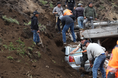 Realidad. Casas enteras y vehículos quedaron sepultados. Las autoridades intentan rescatar a los habitantes.