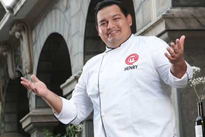 Tiene 29 años, ganó 20.000 dólares y un carro.