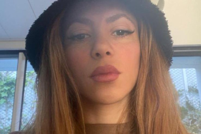 Foto de Shakira en la que lleva como descripción "Chiaroscuro"