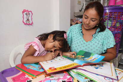 Gina Yépez enseña a su hija Hanna Viteri a desarrollar sus destrezas, desde casa.