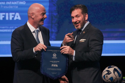 El presidente de la FIFA, Gianni Infantino (i) junto al presidente de la Conmebol, Alejandro Domínguez durante el Congreso Ordinario.