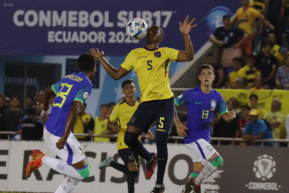 El volante defensivo Jacobo Reyes (5) ingresó al cambio en el empate 2-2 de la selección de Ecuador ante Brasil y marcó una anotación con un fuerte remate desde el borde del área rival.