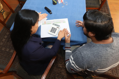 Es importante que las parejas hablen con frecuencia sobre la economía de su hogar.