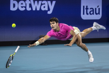 El español Carlos Alcaraz no puede llegar a la bola lanzada por el italiano Jannik Sinner durante las semifinales del Abierto de Miami que perdió.