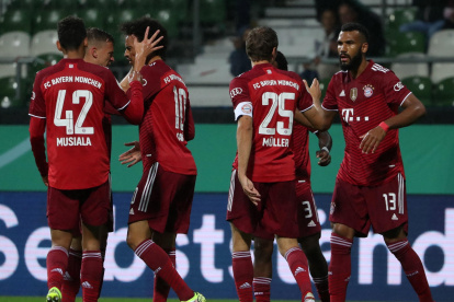 Bremen (Alemania), 25/08 / 2021.- Munich"Äôs Jean-Eric Maxim Choupo-Moting (R) celebra con sus compañeros tras marcar el primer gol durante la primera ronda de la Copa DFB de Alemania entre el Bremer SV y el FC Bayern de Múnich en Bremen, Alemania, 25 de agosto de 2021. (Abierto, Alemania) CONDICIONES EFE / EPA / FOCKE STRANGMANN - ATENCIÓN: El reglamento de la DFB prohíbe cualquier uso de fotografías como secuencias de imágenes y / o cuasi-video.



Bremen (Germany), 25/08/2021.- Munich"Äôs Jean-Eric Maxim Choupo-Moting (R) celebrates with teammates after scoring the opening goal during the German DFB Cup first round soccer match between Bremer SV and FC Bayern Munich in Bremen, Germany, 25 August 2021. (Abierto, Alemania) EFE/EPA/FOCKE STRANGMANN CONDITIONS - ATTENTION: The DFB regulations prohibit any use of photographs as image sequences and/or quasi-video.