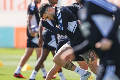 Aunque Nicolás Otamendi entrenó, no podrá jugar con el Benfica.
