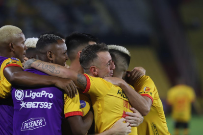 Damián "Kitu" Díaz fue abrazado por la mayoría de la plantilla luego de los tres goles anotados.