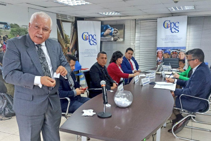 El titular de la comisión, Pedro Bhrunis (i), en el sorteo de expedientes.