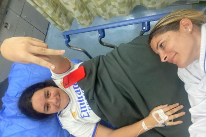 Poly junto a su madre.