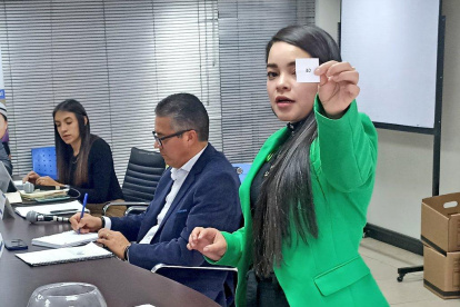 La comisión sorteó los 182 expedientes de los aspirantes.