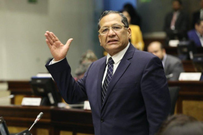 Luis Almeida apoya la censura y destitución del presidente Guillermo Laso.