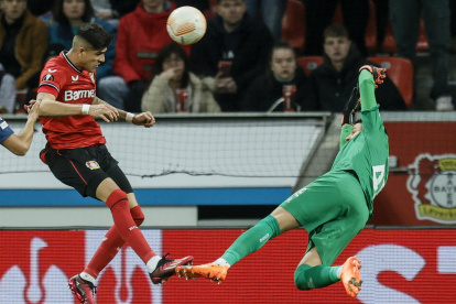 Leverkusen (Germany), 13/04/2023.- Gilloise"s goalkeeper Anthony Moris (R), in action against Leverkusen"s Piero Hincapie during the UEFA Europa League quarterfinal first stage match between Bayer 04 Leverkusen and Royale Union Saint-Gilloise in Leverkusen, Germany, 13 April 2023. (Alemania) EFE/EPA/RONALD WITTEK