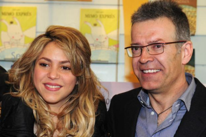 Shakira posando al lado de su ex suegro, el padre de Gerard Piqué, Joan Piqué.
