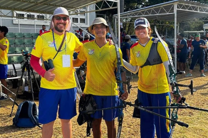 Léster Ortegón (i) y Adriana Espinoza de los Monteros durante el torneo en República Dominicana.