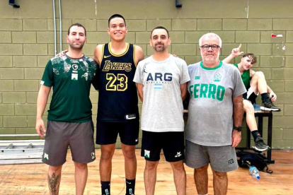 Juan Fernando Toledo junto a parte del cuerpo técnico de su nuevo equipo, Ferrocarril Oeste de Argentina.