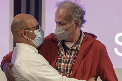 Avance. Xavier, el paciente operado junto a su cirujano