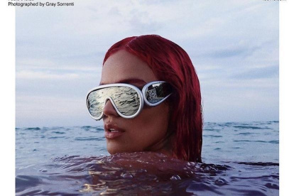 Karol G para la campaña "Paulas Ibiza" de Loewe