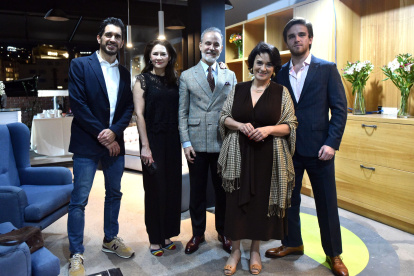 David Laya junto a Priscila Falconí, Francisco Nugué, Alexandra Pérez y Francisco Nugué.