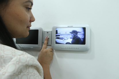 Ojo mágico. En el cerramiento de las casas se pone una minicámara que casi no se ve. Así la persona ve quien ingresa, pero ahora ponen doble seguridad de acceso, en la segunda puerta hay otra cámara.