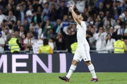MADRID, 22/04/2023.- El centrocampista del Real Madrid, Marco Asensio, celebra el primer gol del equipo madridista durante el partido de la jornada 30 de Liga que Real Madrid y Celta de Vigo disputan este sábado en el estadio Santiago Bernabéu, en Madrid. EFE/Rodrigo Jiménez