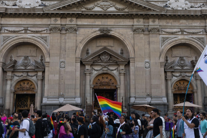 Personas participan en una manifestación, durante la conmemoración de los 50 años desde la primera movilización por los derechos LGBTIQ+.