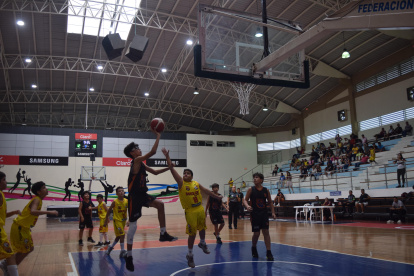 En 2022 se disputaron 381 juegos organizados por la asociación. En la foto, un partido entre Barcelona-Caballito y Don Apa, válido por la semifinal sub-12.