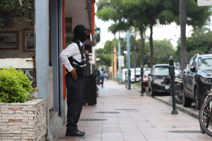 Realidad. La ciudadanía reconoce sentirse más tranquila si en un sitio hay guardias privados armados.
