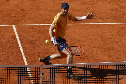 El tenista británico Andy Murray devuelve la bola al italiano Andrea Vavassori durante su encuentro de la ronda de 128 del Mutua Madrid Open.