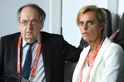 Florence Hardouin (d) junto al expresidente Noël Le Graët.