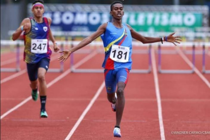 Pata fue bronce en los relevos de Rosario 2022.