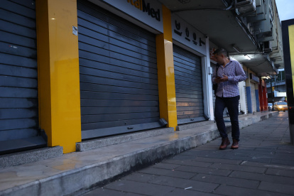 Cierre. Todos los negocios ubicados entre las avenidas Kennedy y del Periodista cierran antes de las 18:00. Antes, era común que tengan sus puertas abiertas hasta las 21:00 o más.