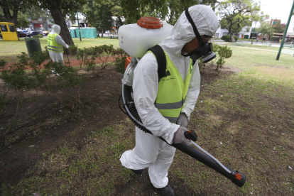 Técnicos de la ciudad de Buenos Aires fumigando un espacio público.