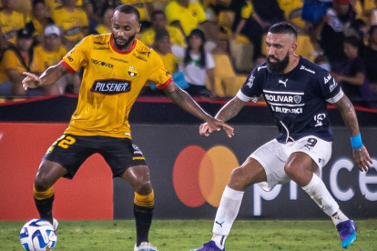 Leonai Souza disputando el balón en el partido contra Bolivar