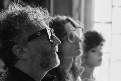 Fito Paez junto a Iván Hochman y Gaspar Offenhenden, los actores que lo interpretan en su infancia y adultez en la serie.