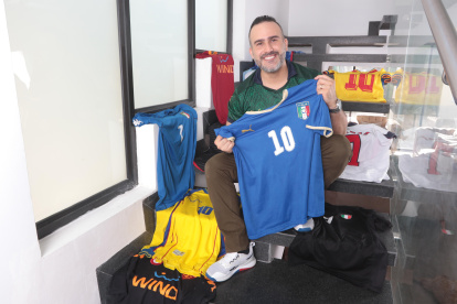 Diego Coppiano es un fanático del fútbol, no solo lo juega, sino que posee una gran colección de camisetas de casi todos los equipos del mundo.
