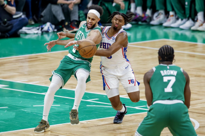 Embiid no pudo celebrar del todo su mención de MVP en el primer partido.