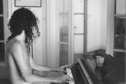 Sus “abuelas” Josefa Páez y Delia Zulema Ramírez de Páez tuvieron un papel clave en la vida y crianza del artista.