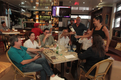 Los comensales arribaron para probar los variados platos ofrecidos durante este evento.