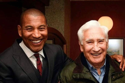 Una foto en un reencuentro entre Mauro Silva y Arsenio Flores.