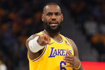 LeBron James dando órdenes a sus compañeros de equipo durante el partido.