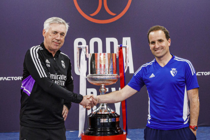 Los entrenadores Carlos Ancelotti y Jagoba Arrasate saludan frente a la Copa.