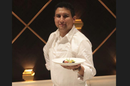 El chef ejecutivo José Cevallos presenta el primer plato, Huerto Comestible.